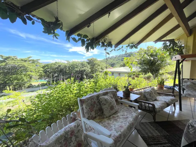 House in Alto Las Palomas single story with breathtaking Views and Lush Gardens