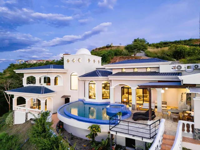 Villa de Lujo en Guanacaste con Piscina Infinity y Vistas Panorámicas al Océano y Volcanes