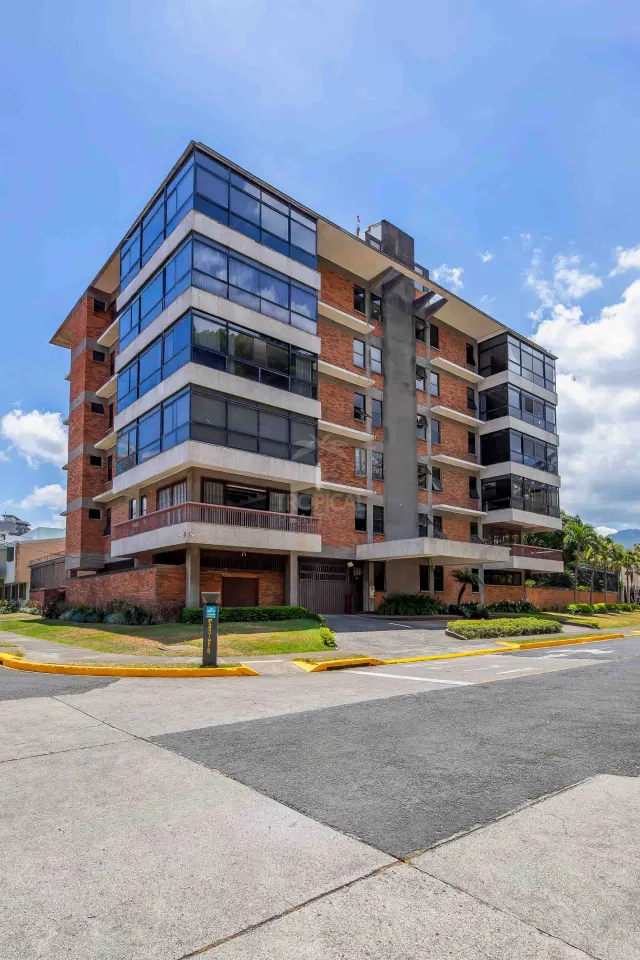Apartamento de Lujo en Venta en Rohrmoser – Balcón Envolvente y Vista al Parque