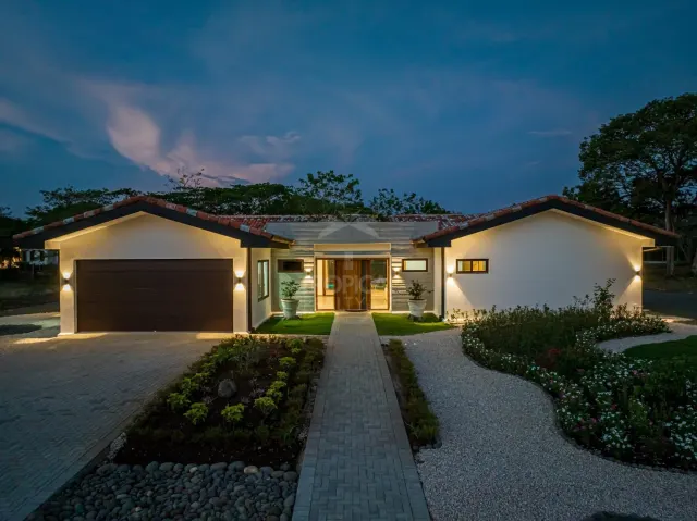 Villa de Lujo en Hacienda Pinilla – Casa de Huéspedes, Piscina Privada y Estilo Resort en Guanacaste