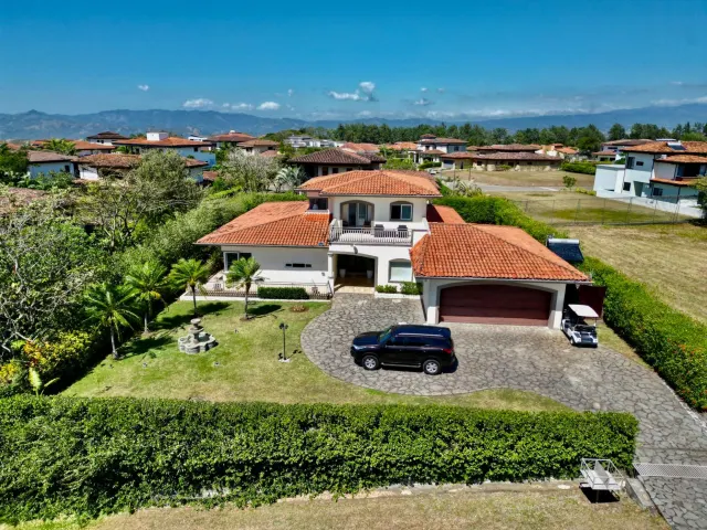 Hacienda Los Reyes Hermosa Casa con Instalaciones de Golf: ¡Para Alquiler y Venta!