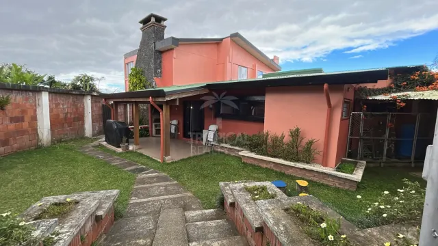 Casa con Uso de Suelo Mixto en Granadilla – Amplio Terreno y Potencial Comercial | $819,000