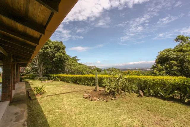 One-story house for sale, Santa Ana, Piedades