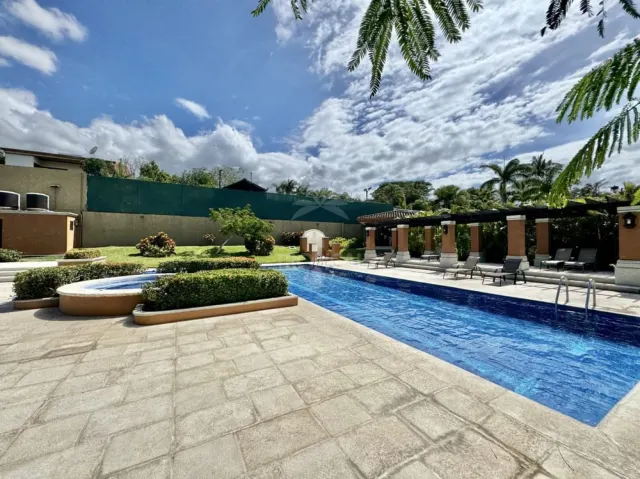 Espacioso Townhouse de 4 Habitaciones en Condominio Villas de Valencia, Escazú
