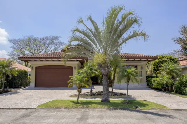 Hermosa Casa de Una Planta en Bosques de Lindora, Santa Ana | 4 Habitaciones, Amenidades de Lujo y Ubicación Privilegiada