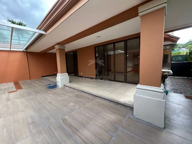 Espacioso Townhouse de 4 Habitaciones en Condominio Villas de Valencia, Escazú