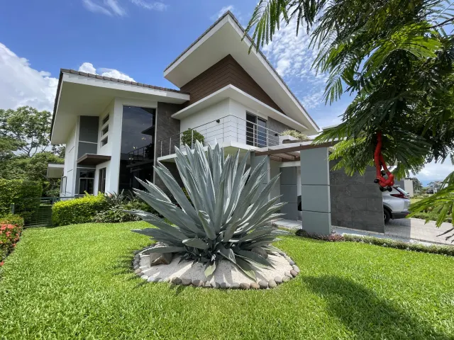 Hermosa Casa en Venta en Condominio - Hacienda Los Reyes