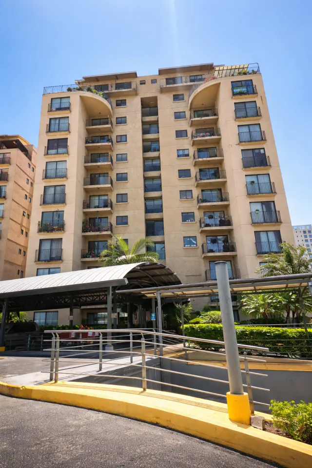 Apartamento Amueblado en Alquiler en Sabana Oeste – Con Balcón y Excelente Ubicación