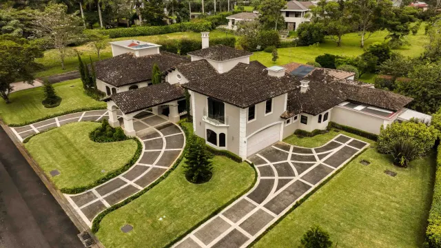 Lujosa casa colonial en venta en la exclusiva comunidad Monteran, Curridabat