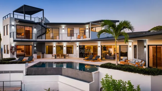 Villa de Lujo en Venta en Pacific Heights con Vista Panorámica al Océano y Piscina Infinity