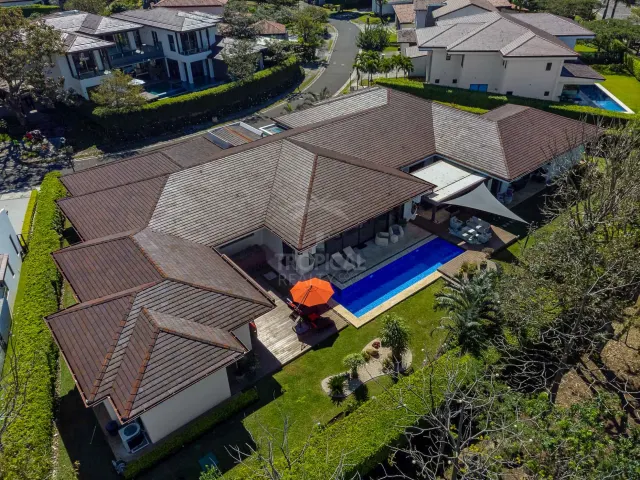 La Hacienda Cosmopolitan Chic – Exclusiva Residencia de Lujo de Una Planta en Santa Ana