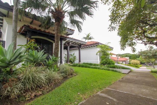 Casa en venta alquiler Bosques de Lindora, Santa Ana