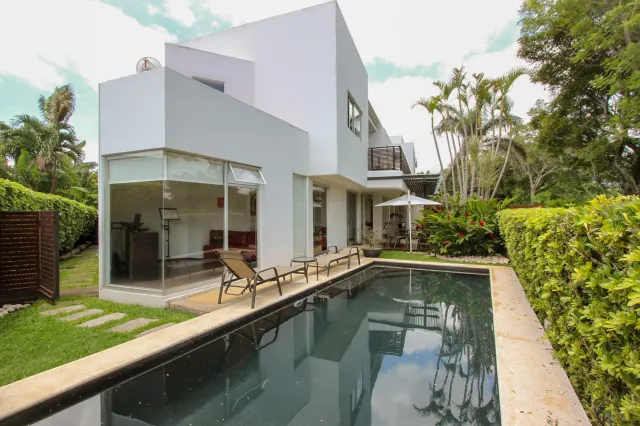 Refugio Moderno en Campo de Golf: Espectacular Casa en Valle del Sol, Santa Ana
