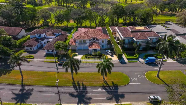 Lujosa Residencia Frente al Campo de Golf en Venta en Valle del Sol, Santa Ana