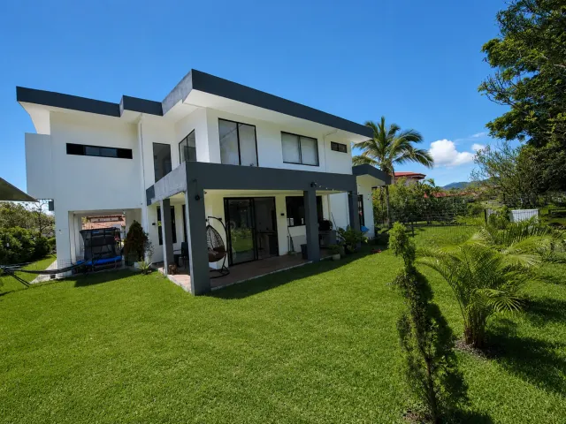 Casa de Lujo con Apartamento Independiente en Hacienda Los Reyes | Espacios Amplios, Privacidad y Estilo de Vida Exclusivo