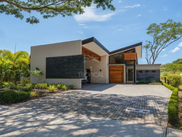 Casa de Playa de Lujo en Venta en Reserva Conchal, Guanacaste – 4 Habitaciones, Piscina, Jacuzzi y Vista al Campo de Golf