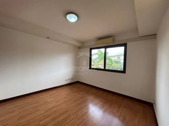 Espacioso Townhouse de 4 Habitaciones en Condominio Villas de Valencia, Escazú