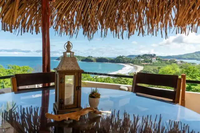 Villa Exclusiva de 2 Habitaciones con Vistas Panorámicas al Océano en la Cima del Acantilado.