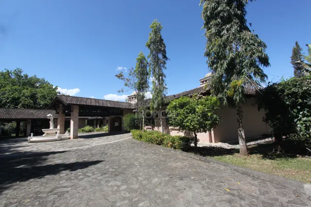 Residencia de Lujo en La Guácima con Bosque Privado y Vistas Panorámicas
