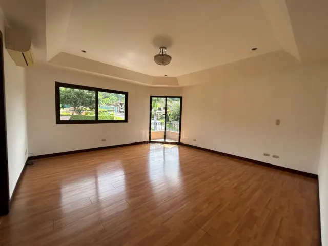 Espacioso Townhouse de 4 Habitaciones en Condominio Villas de Valencia, Escazú