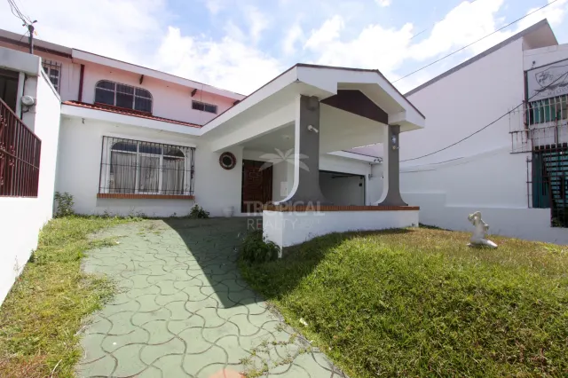Casa de Uso Mixto en Venta en Sabana Sur – Amplios Espacios y Excelente Potencial Comercial