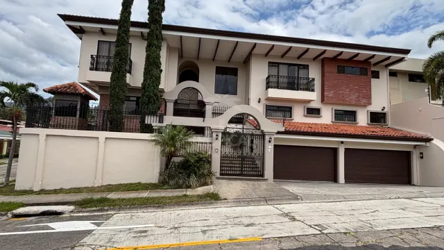 Casa de Lujo en Los Laureles, Escazú