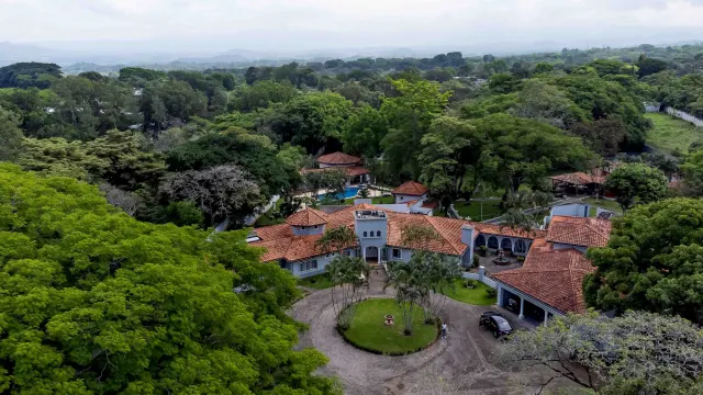 Villa de Lujo con Estilo Hacienda en Turrucares, Alajuela: ¡La Casa de tus Sueños!