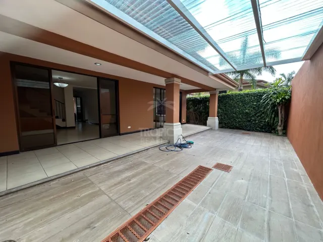 Espacioso Townhouse de 4 Habitaciones en Condominio Villas de Valencia, Escazú