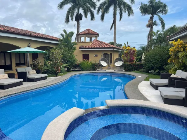 Las Brisas Resort and Villas: Su puerta de entrada al paraíso en Playa Hermosa de Jacó