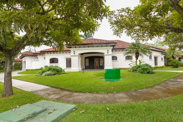 Casa en alquiler o venta en lujoso condominio Bosques de Lindora