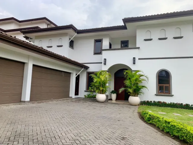 Casa de Lujo en Venta en Cerro Real, Escazú – Ubicación Privilegiada