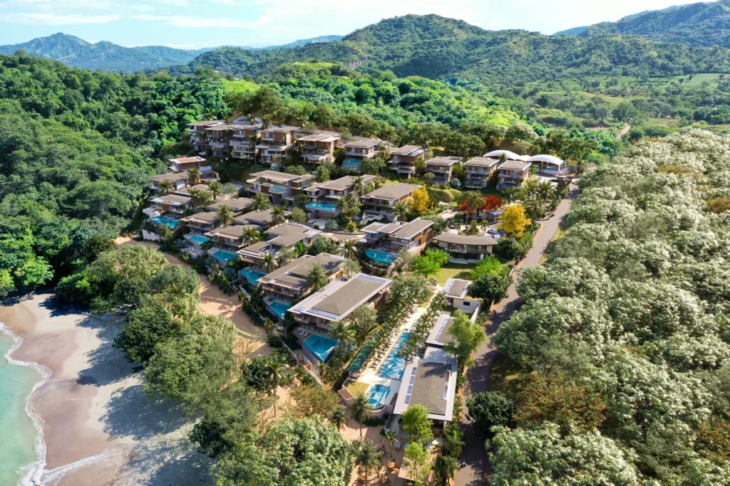 Visualización arquitectónica de las residencias de Cantomar Ocean Club bajando por la península hacia la playa