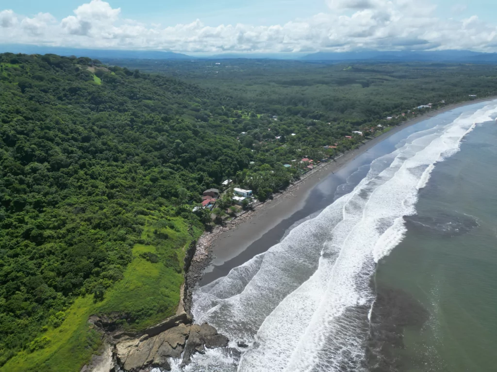Vista aérea de la costa de Tivives, con bosque seco tropical que baja hasta la playa