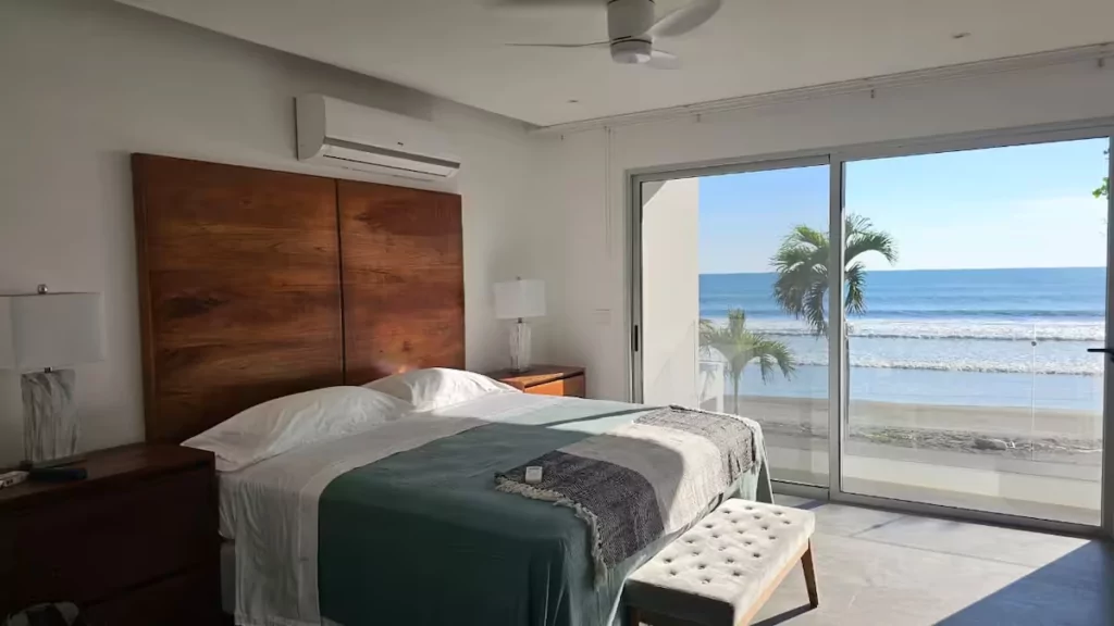 Habitación que abre a una terraza con vista despejada al Pacífico
